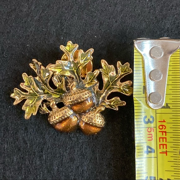 Vintage Avon Acorn pin🍁 - Picture 2 of 9
